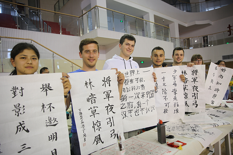 2017年6月5日，來自青島大學和中國石油大學（華東）的外國留學生在展示剛剛現(xiàn)場完成的書法作品。