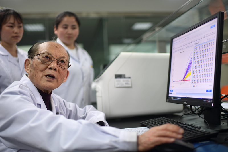 2021年6月17日，吳天一（前）在青海西寧的實(shí)驗(yàn)室內(nèi)和學(xué)生討論。