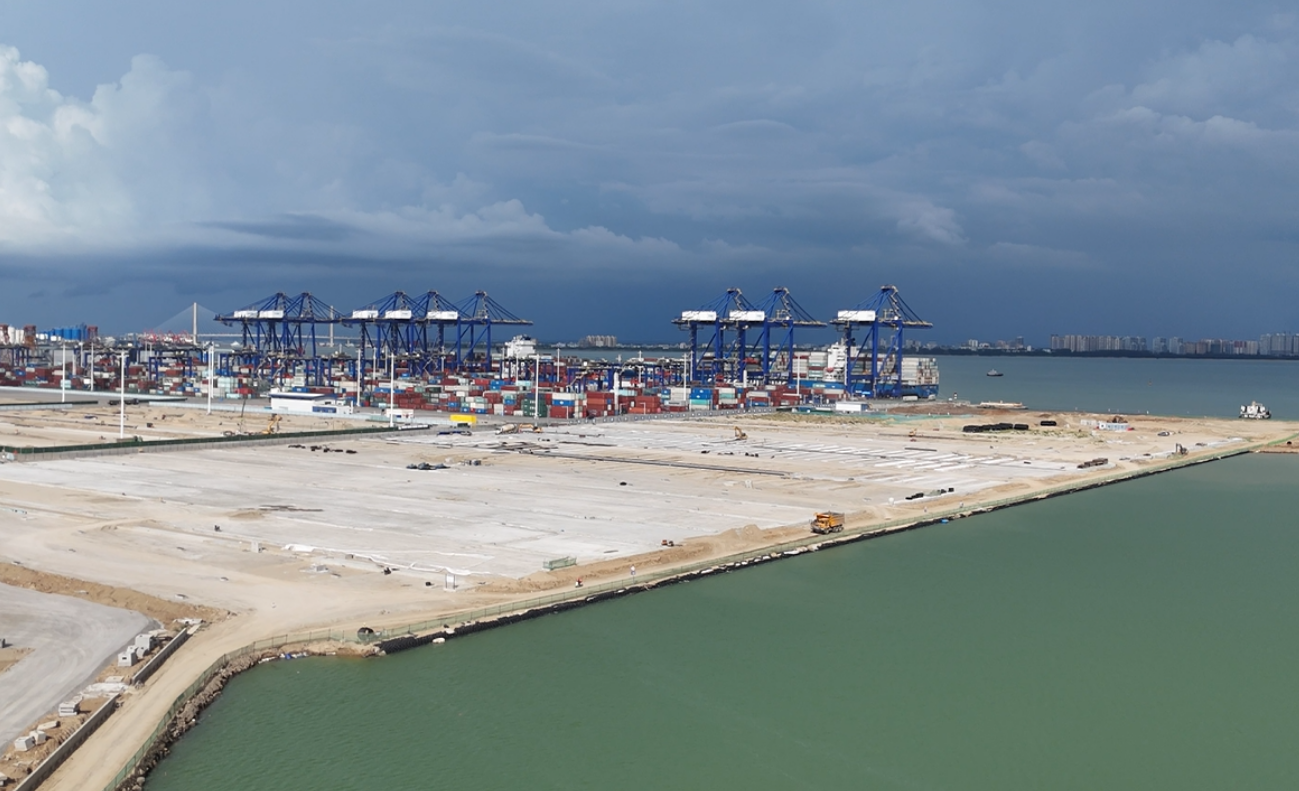 海南洋浦區(qū)域國際集裝箱樞紐港擴建工程項目現(xiàn)場。人民網記者 牛良玉攝