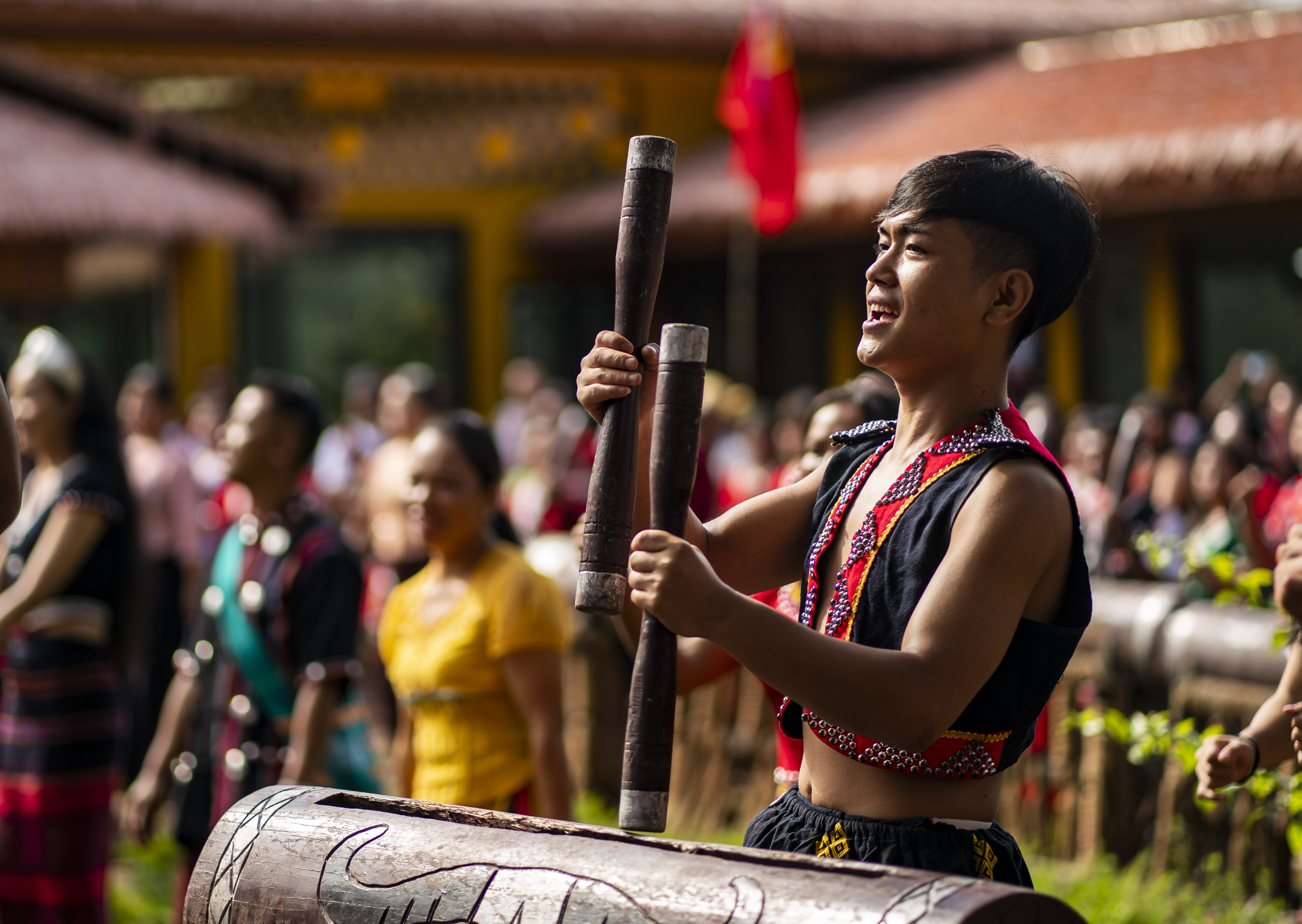 云南省滄源縣班洪鄉(xiāng)班洪村的佤族群眾唱響《阿佤人民唱新歌》（2021年8月20日攝）。