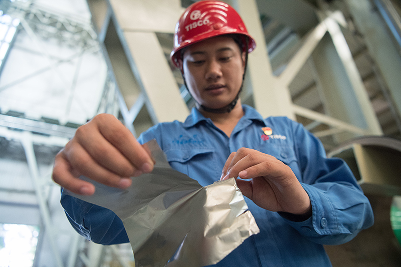 2018年8月8日，山西省太原市，太鋼精密帶鋼公司工作人員用手撕開不銹鋼。