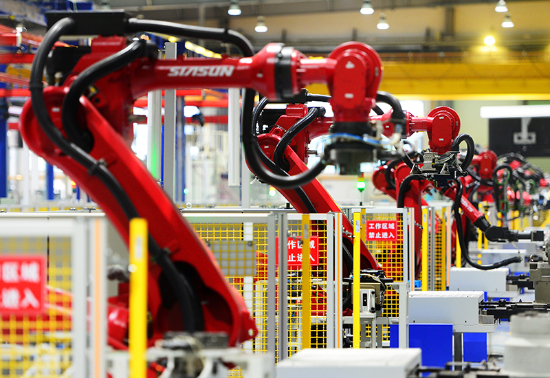 2019年11月22日，沈陽，一家數(shù)字化智能工廠內(nèi)，名為SR210的機(jī)器人正在自主地抓取各種零部件，快速組裝稍小的工業(yè)機(jī)器人。