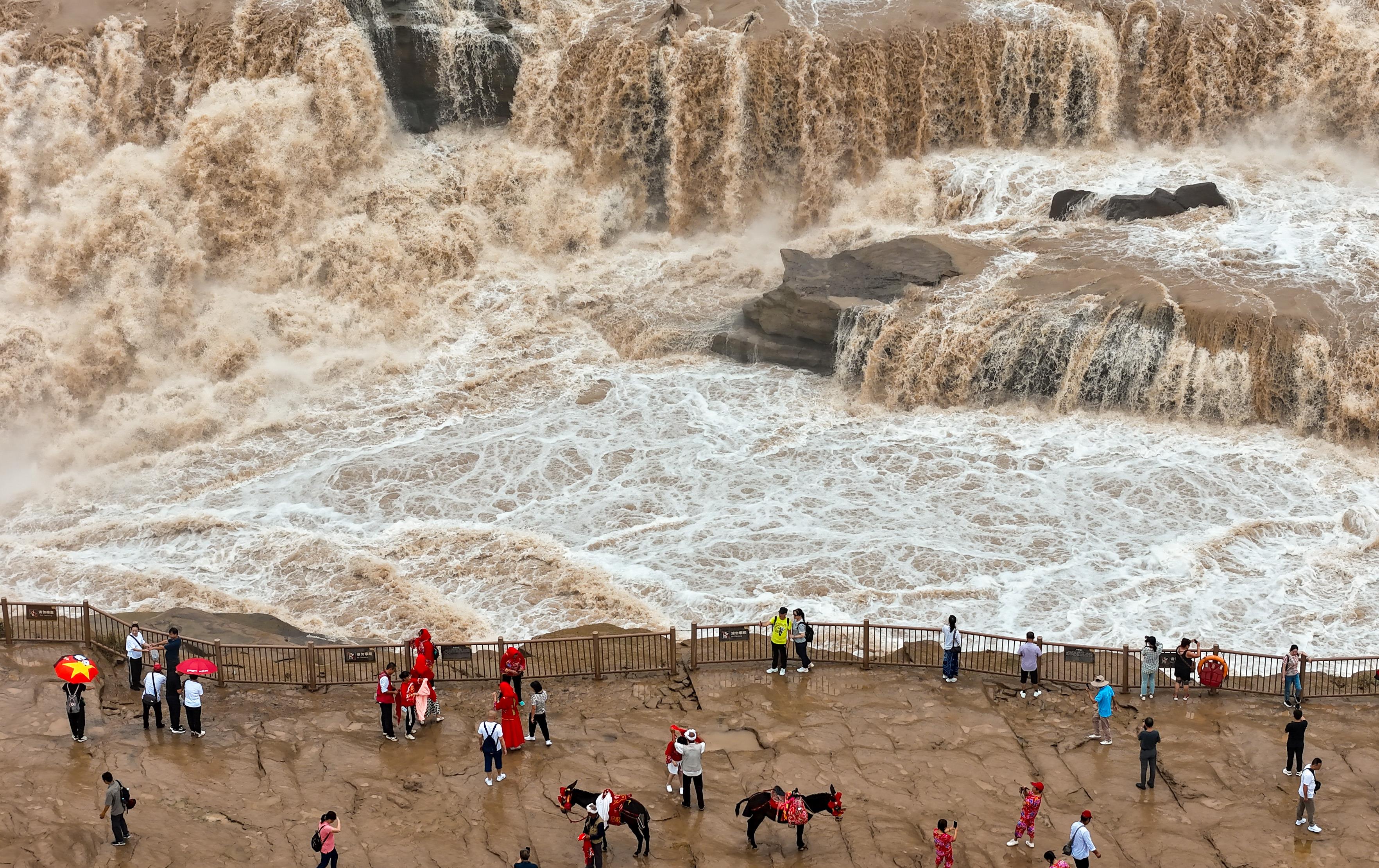 △2024年9月，游客在黃河壺口瀑布景區(qū)游覽。