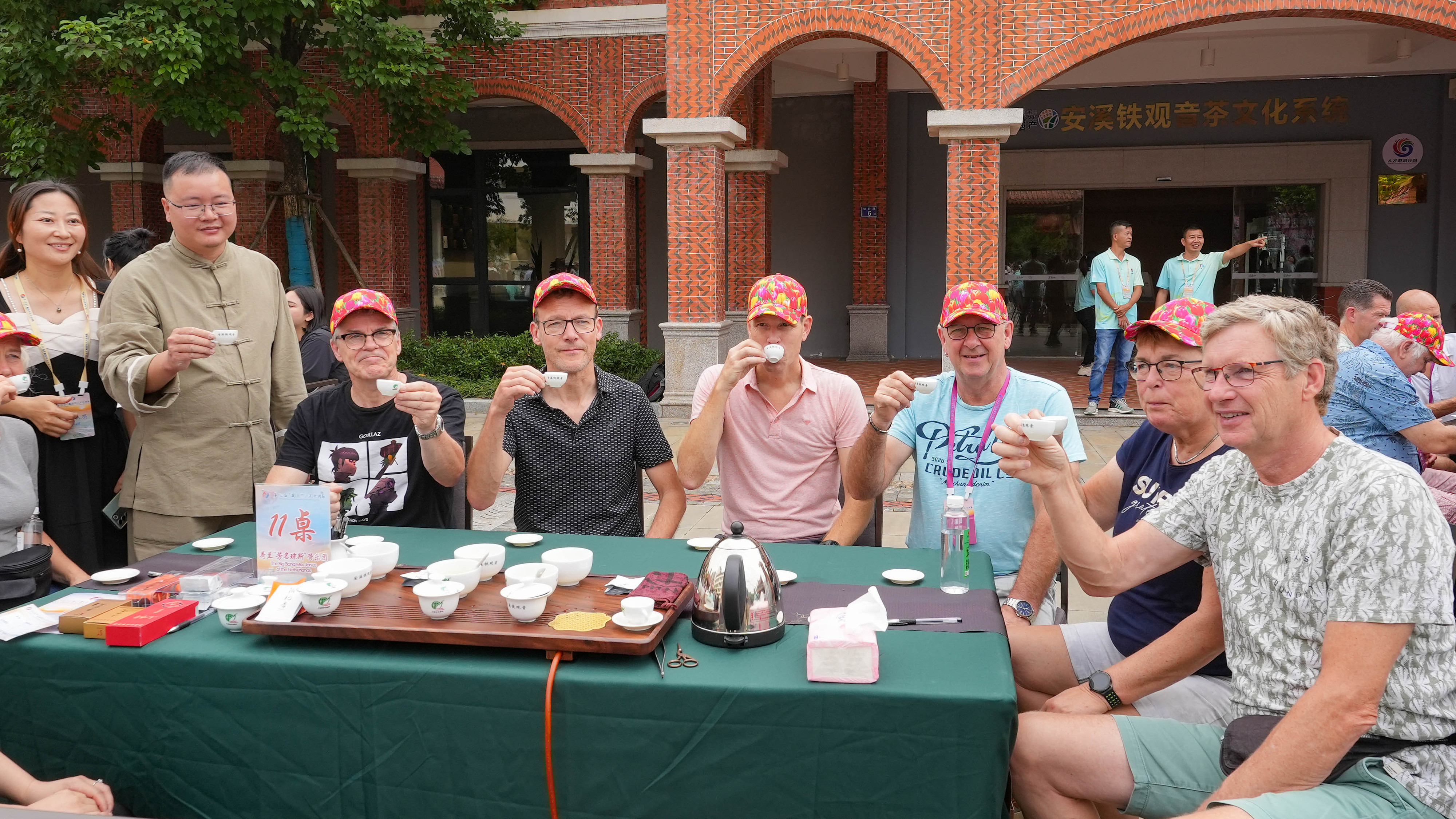 △2023年10月4日，福建泉州，外國人品中國茶。