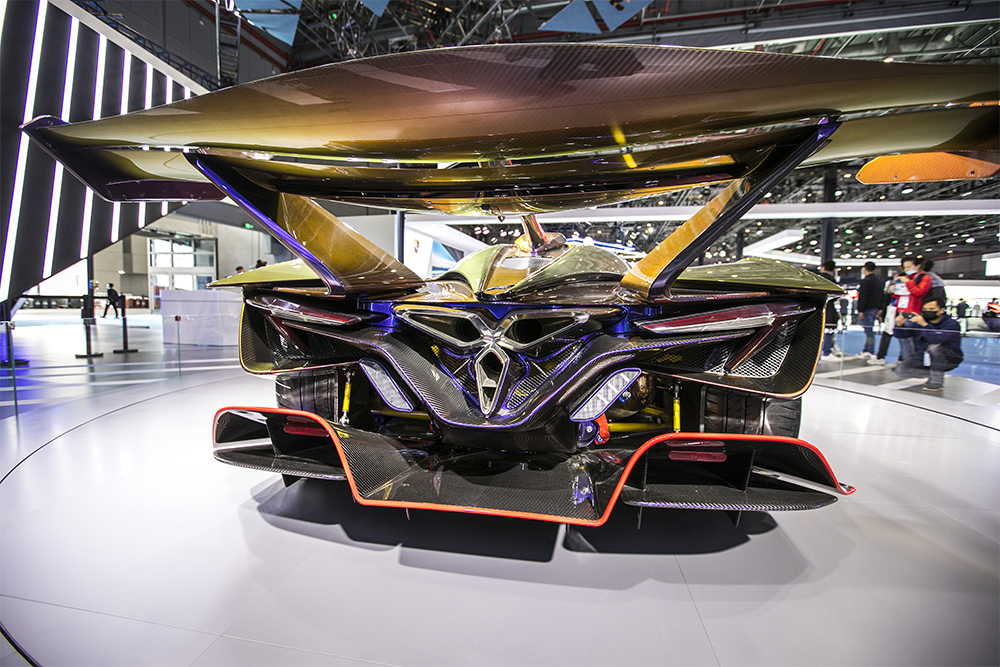 2020年11月5日，上海，來(lái)自德國(guó)的全球首款全碳纖維跑車(chē)亮相進(jìn)博會(huì)。該車(chē)總重量只有1250KG。