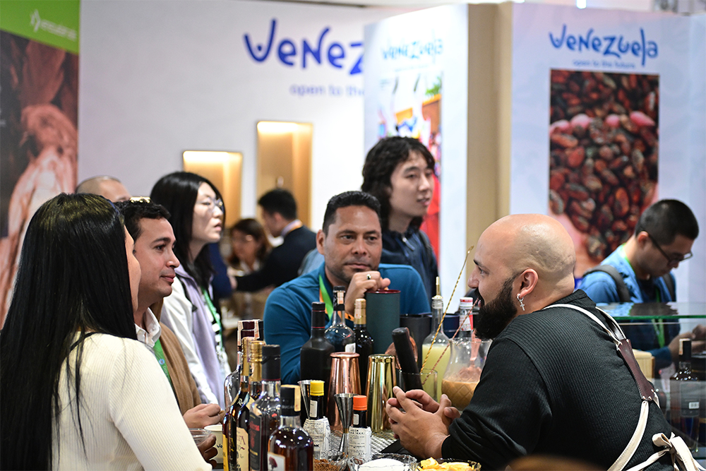 2023年11月9日，上海，觀眾在進(jìn)博會(huì)委內(nèi)瑞拉館參觀、交流、洽談。