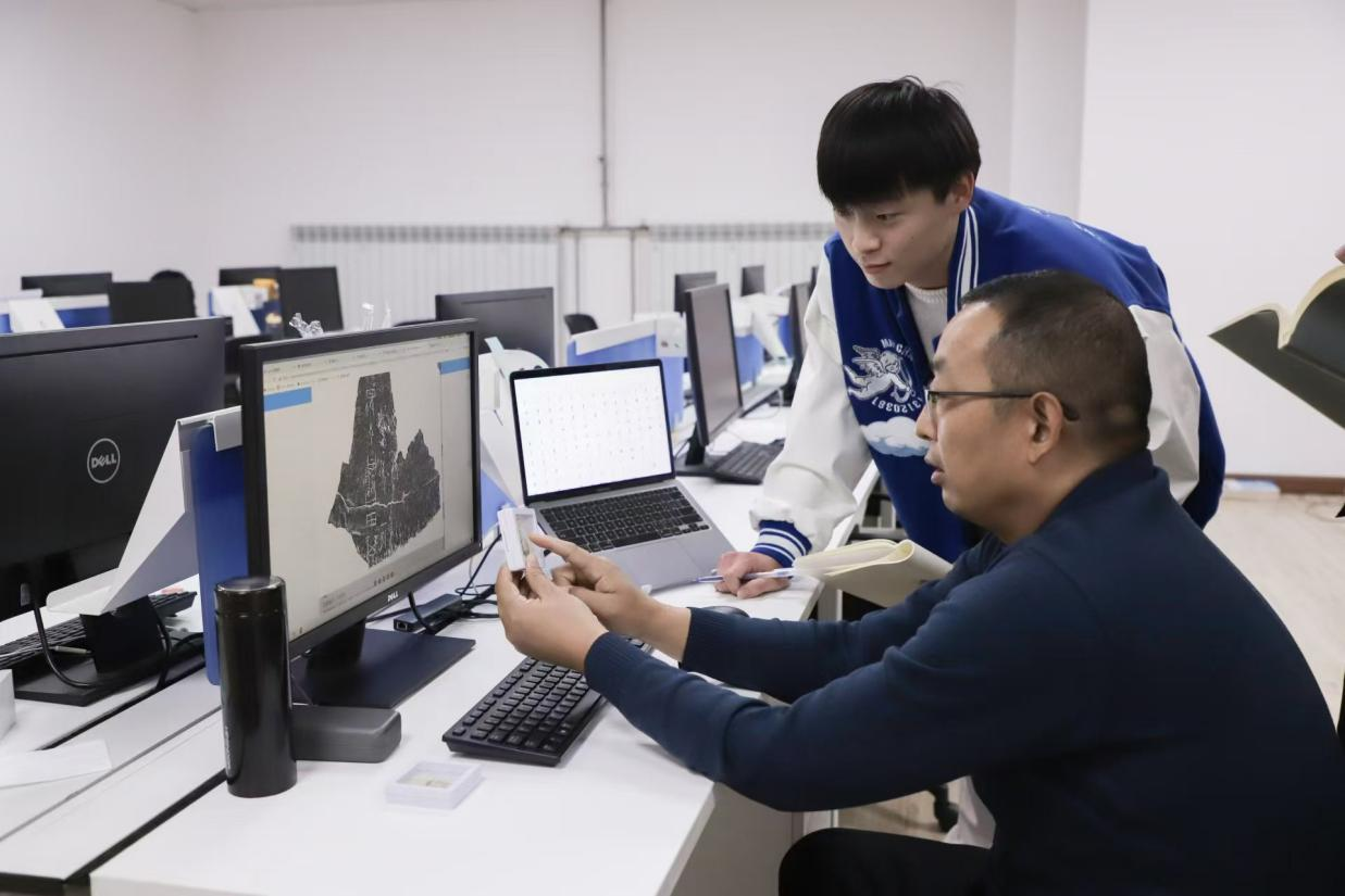 安陽師范學(xué)院甲骨文信息處理教育部重點(diǎn)實(shí)驗室，劉永革正在給學(xué)生講甲骨文。受訪者供圖