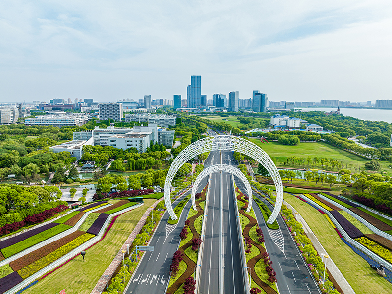 圖為蘇州工業(yè)園區(qū)星湖街鋼結構雕塑。