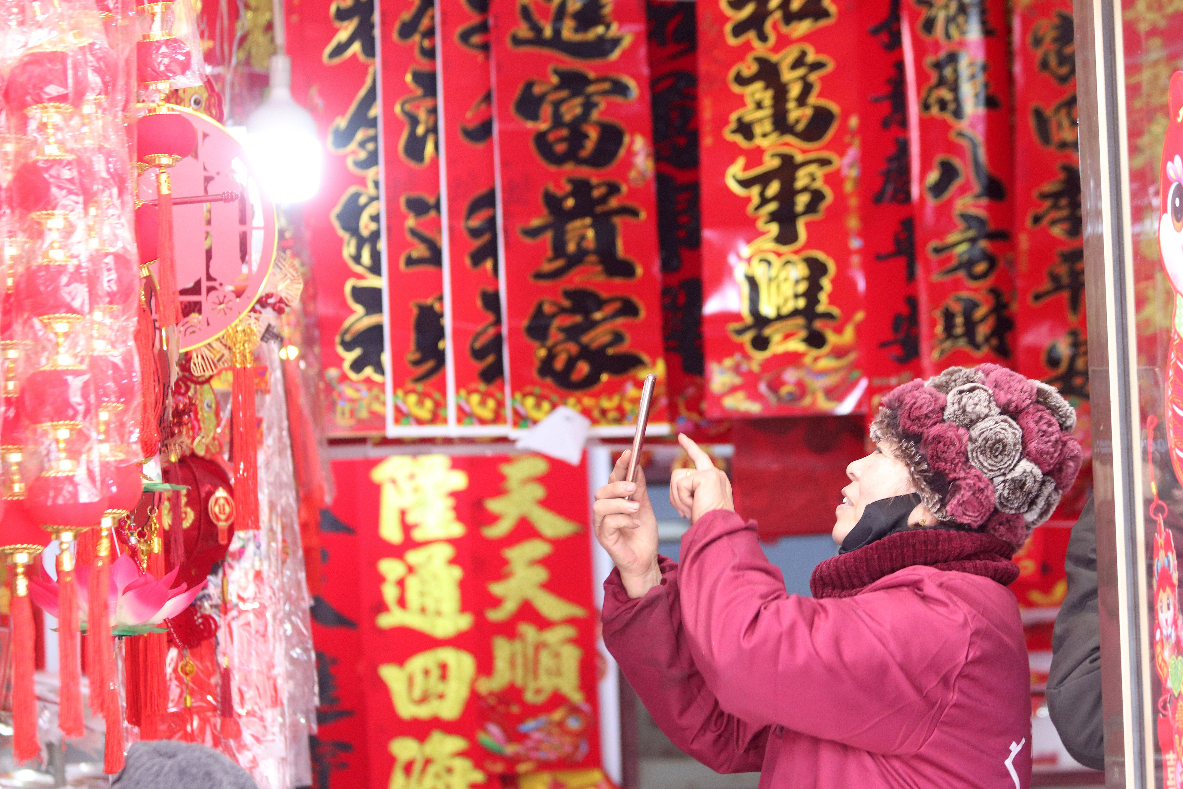 2025年1月5日，在山東省高密市夏莊鎮(zhèn)東李家村，商戶使用手機(jī)推銷新春飾品。