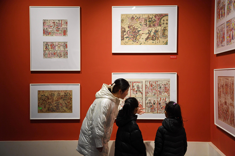 2023年2月3日，游客在河北武強年畫博物館參觀。