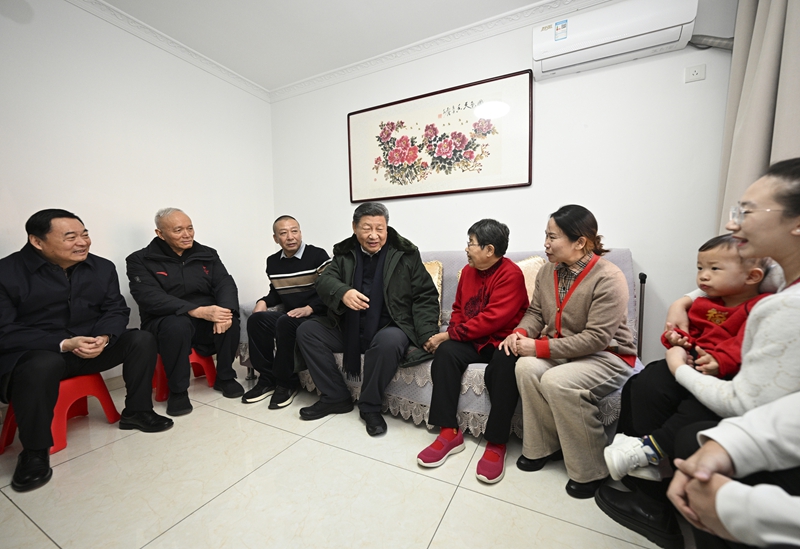 2025年1月23日上午，習(xí)近平總書記在遼寧沈陽大東區(qū)長安街道長安小區(qū)考察時，走進(jìn)居民郎素蘭家中看望。