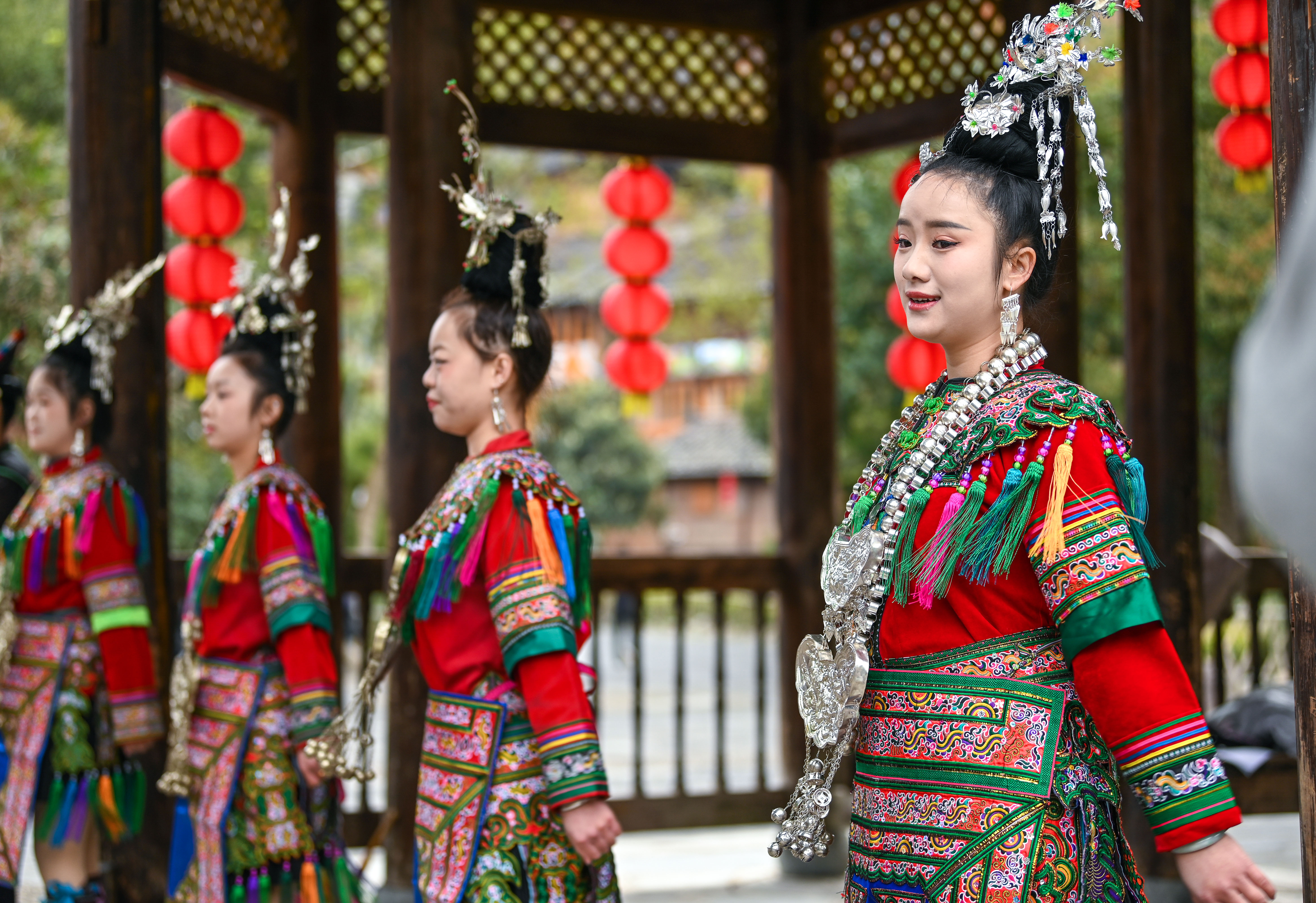  2025年3月18日，侗族群眾在貴州省黎平縣肇興侗寨給游客演唱侗族大歌。