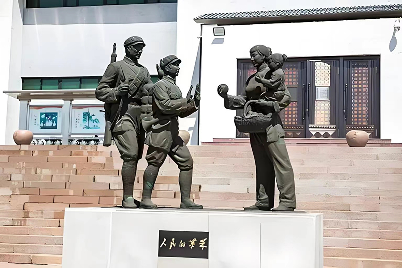 錦州蘋果廉政文化展覽館前的《人民的蘋果》主題雕塑。（由遼沈戰(zhàn)役紀念館供圖）