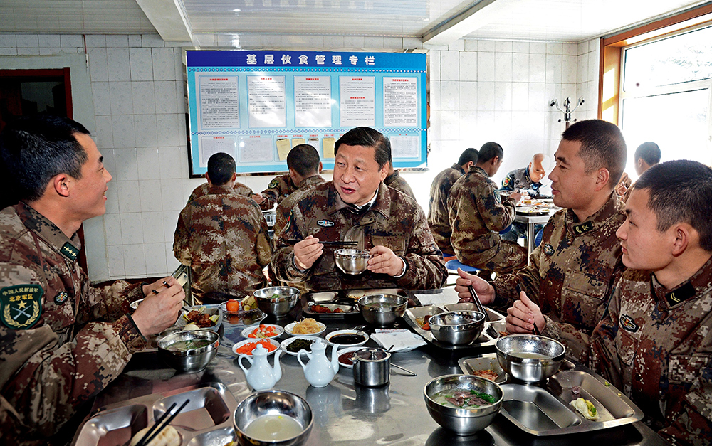 2014年1月26日，習(xí)近平主席專程來到內(nèi)蒙古軍區(qū)邊防某部，親切看望慰問戍邊官兵。這是在連隊(duì)食堂，習(xí)近平主席同戰(zhàn)士們一起用餐。