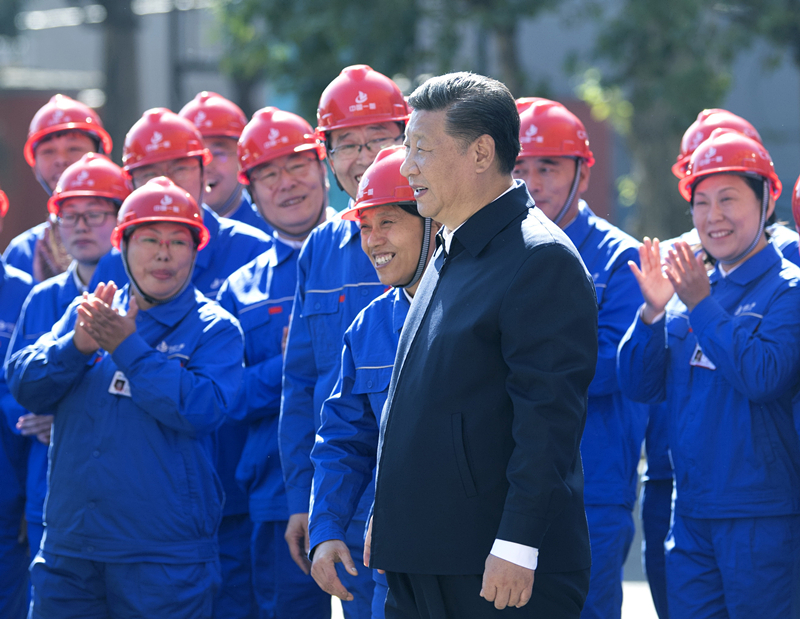 2018年9月26日，在中國(guó)一重集團(tuán)，習(xí)近平總書(shū)記走到工人中間，同大家親切交流。