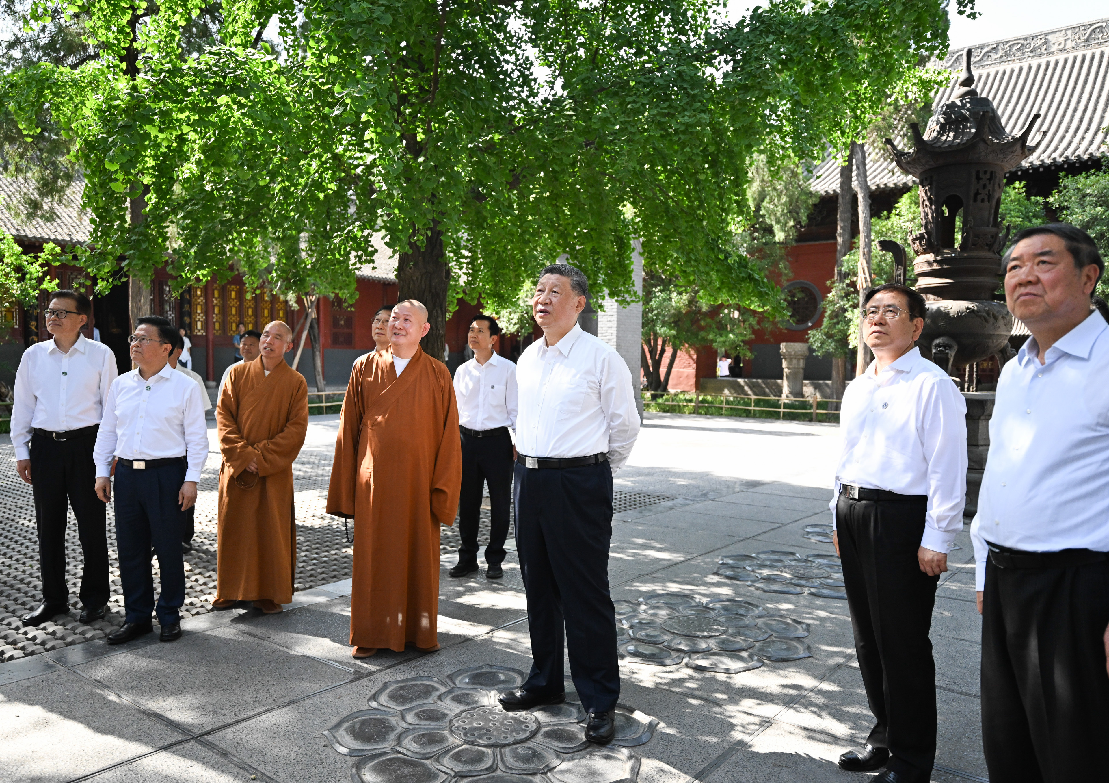 5月19日至20日，中共中央總書記、國(guó)家主席、中央軍委主席習(xí)近平在河南考察。這是19日下午，習(xí)近平在洛陽(yáng)白馬寺考察。新華社記者 燕雁 攝