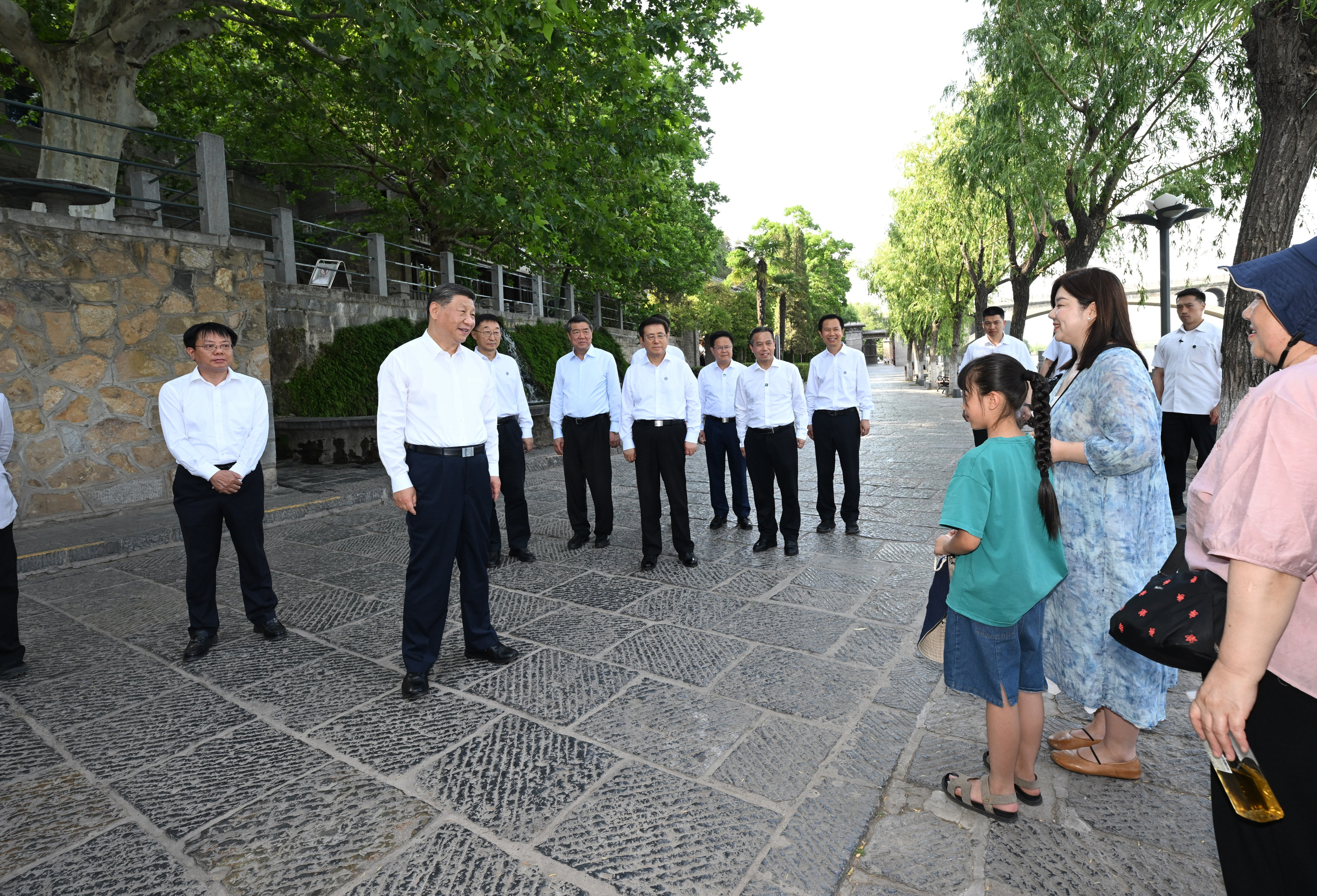 5月19日至20日，中共中央總書記、國(guó)家主席、中央軍委主席習(xí)近平在河南考察。這是19日下午，習(xí)近平在洛陽(yáng)龍門石窟考察時(shí)，同游客親切交流。新華社記者 謝環(huán)馳 攝