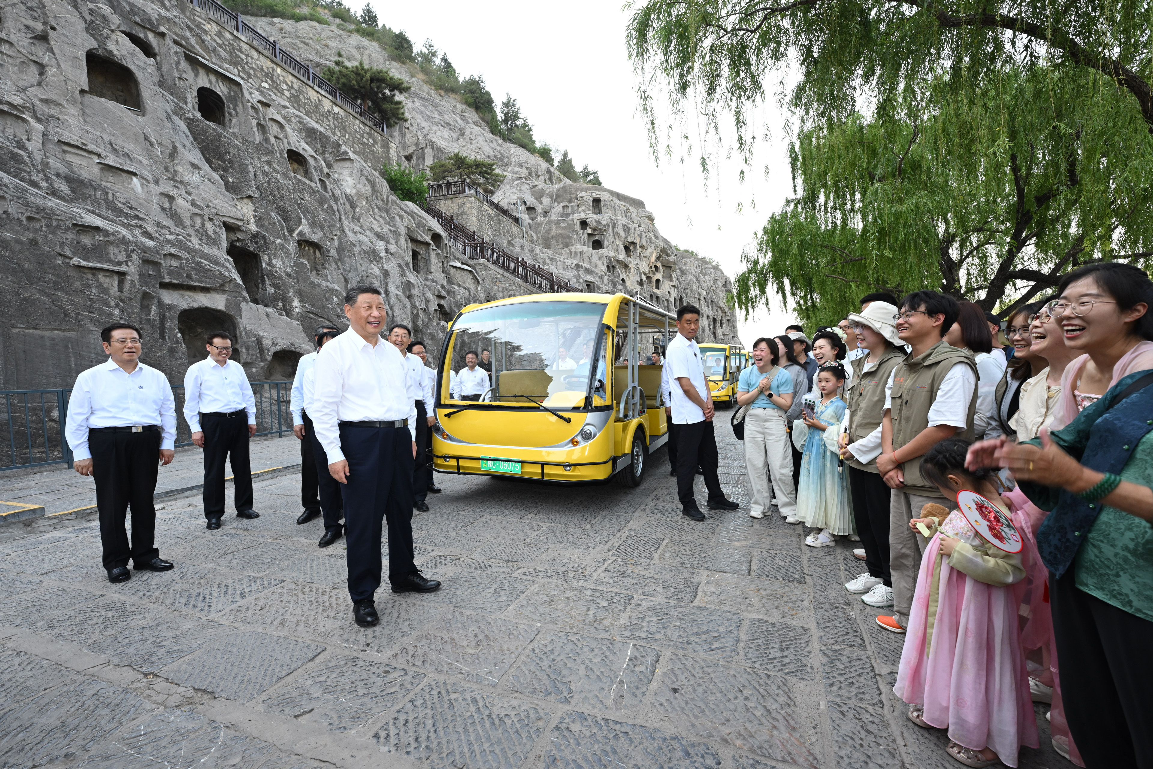 5月19日至20日，中共中央總書記、國(guó)家主席、中央軍委主席習(xí)近平在河南考察。這是19日下午，習(xí)近平在洛陽(yáng)龍門石窟考察時(shí)，同游客親切交流。新華社記者 謝環(huán)馳 攝