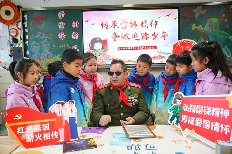 2025年3月3日，江蘇南通如皋市安定小學(xué)里，傷殘軍人許波銀在思政小課堂上向?qū)W生講述雷鋒故事。