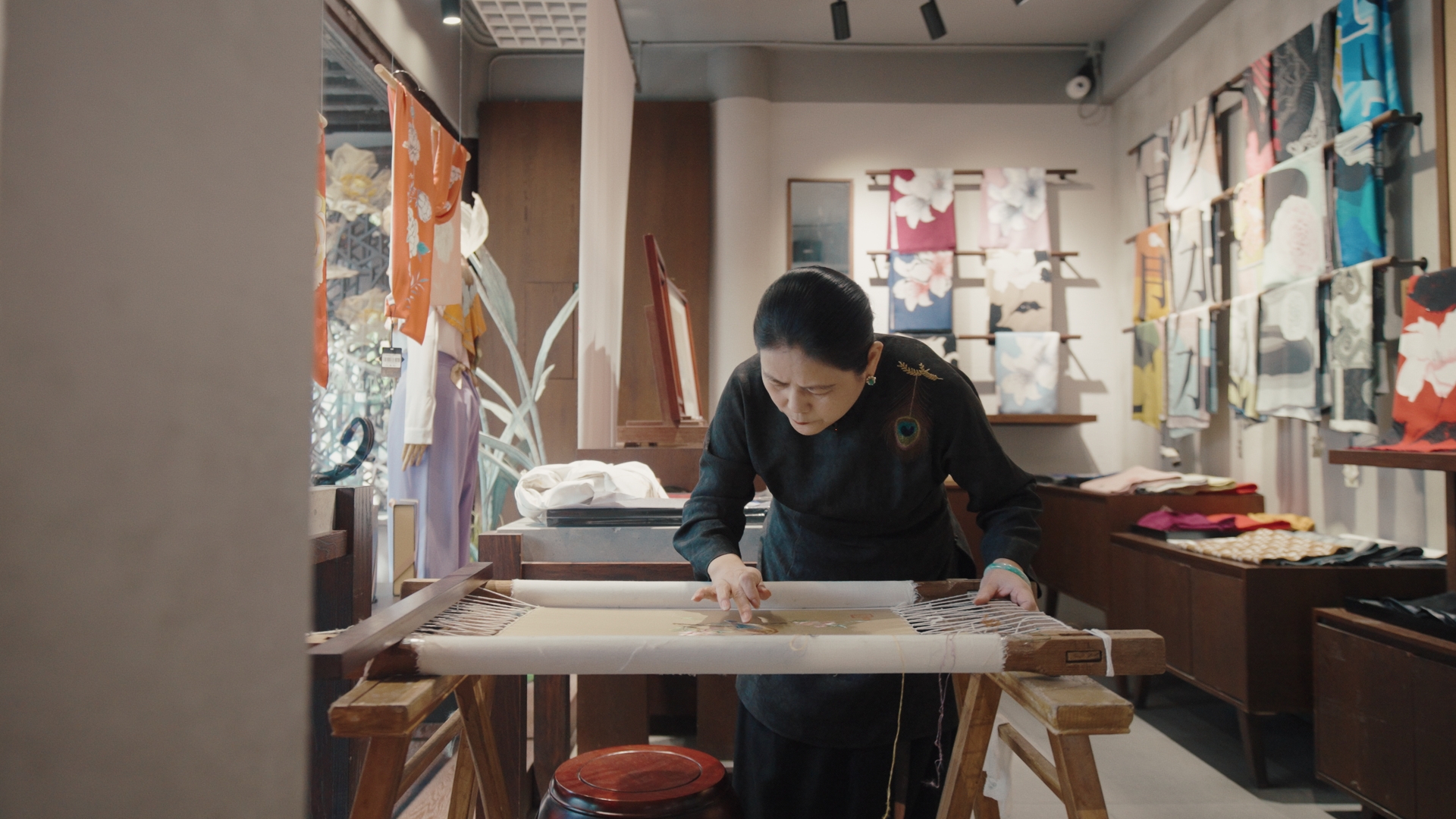 蘇繡代表性傳承人盧建英正在繡制作品。人民網(wǎng)記者 葛泰佚攝