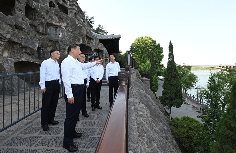 2025年5月19日至20日，中共中央總書(shū)記、國(guó)家主席、中央軍委主席習(xí)近平在河南考察。這是19日下午，習(xí)近平在洛陽(yáng)龍門(mén)石窟考察。新華社記者 謝環(huán)馳 攝