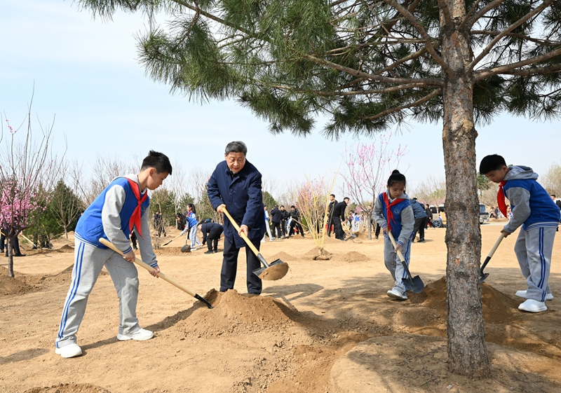 2025年4月3日，習(xí)近平總書記來到北京豐臺區(qū)永定河畔參加首都義務(wù)植樹活動。
