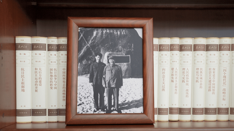 2022年12月31日，習(xí)近平辦公室的書架上擺放著他和父親的合影。