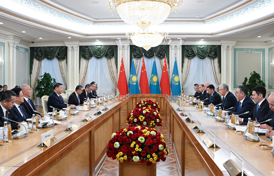 當(dāng)?shù)貢r間6月16日下午，哈薩克斯坦總統(tǒng)托卡耶夫同中國國家主席習(xí)近平在阿斯塔納總統(tǒng)府舉行會談。