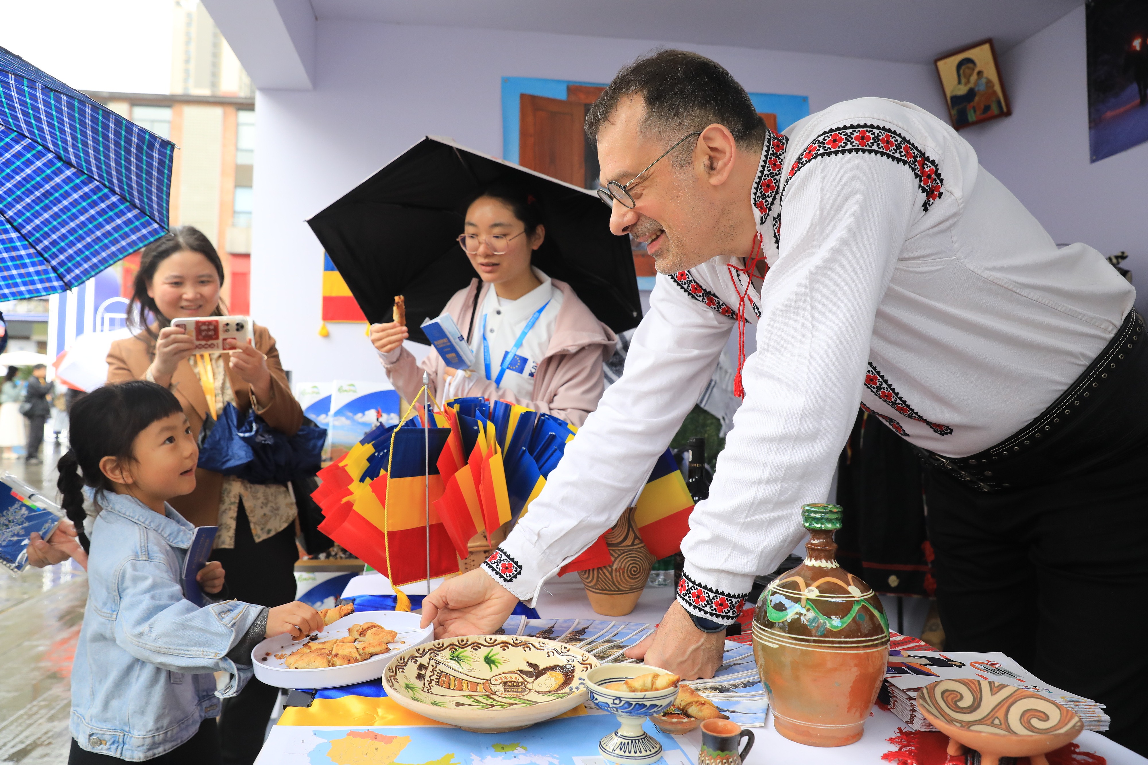 2025年4月12日，四川省成都市“2025成都·歐洲文化季”活動(dòng)融匯藝術(shù)、音樂、美食與互動(dòng)體驗(yàn)，為民眾打造了一場“沉浸式”文化嘉年華。