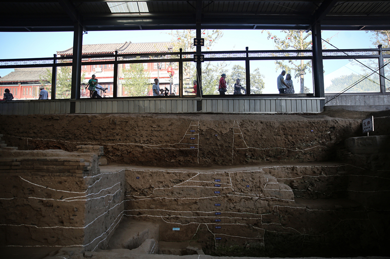 2019年9月7日，人們透過(guò)玻璃幕墻看開元寺南廣場(chǎng)遺址考古現(xiàn)場(chǎng)。