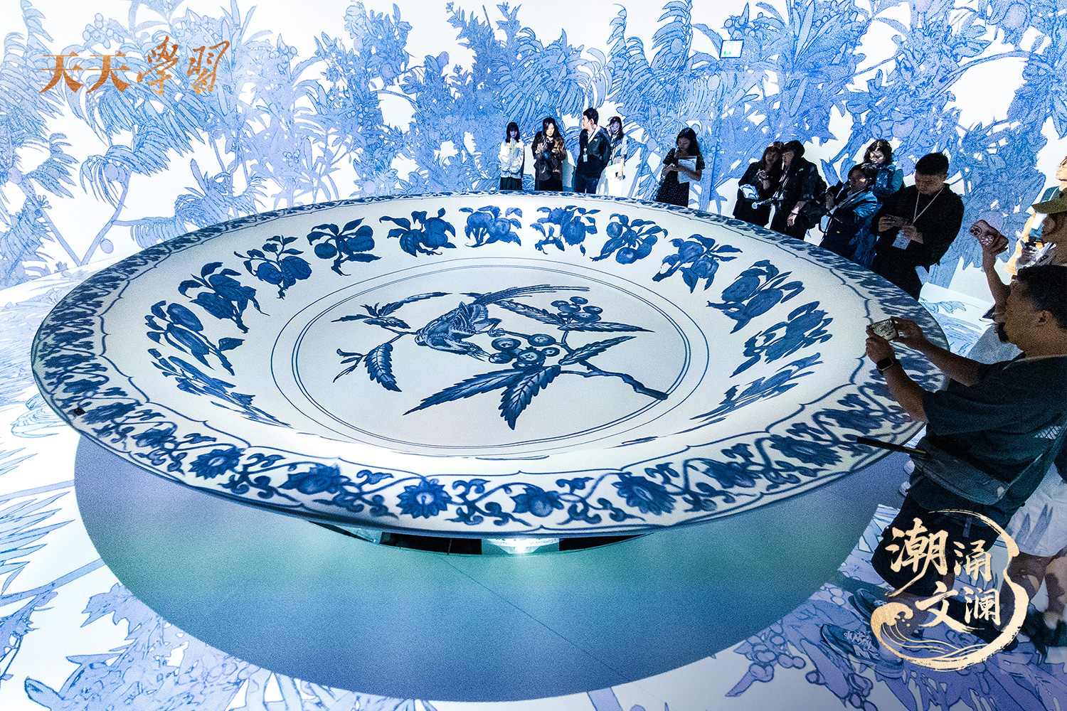 2025年5月13日，“‘紋’以載道——故宮博物院沉浸式數(shù)字體驗(yàn)展”亮相香港故宮文化博物館。