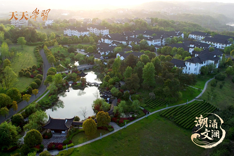 如今，越劇不僅活躍在嵊州人日常生活的一個個角落，也深深烙印在嵊州人的精神血脈之中。圖為古色古香的嵊州越劇藝術(shù)學(xué)校。