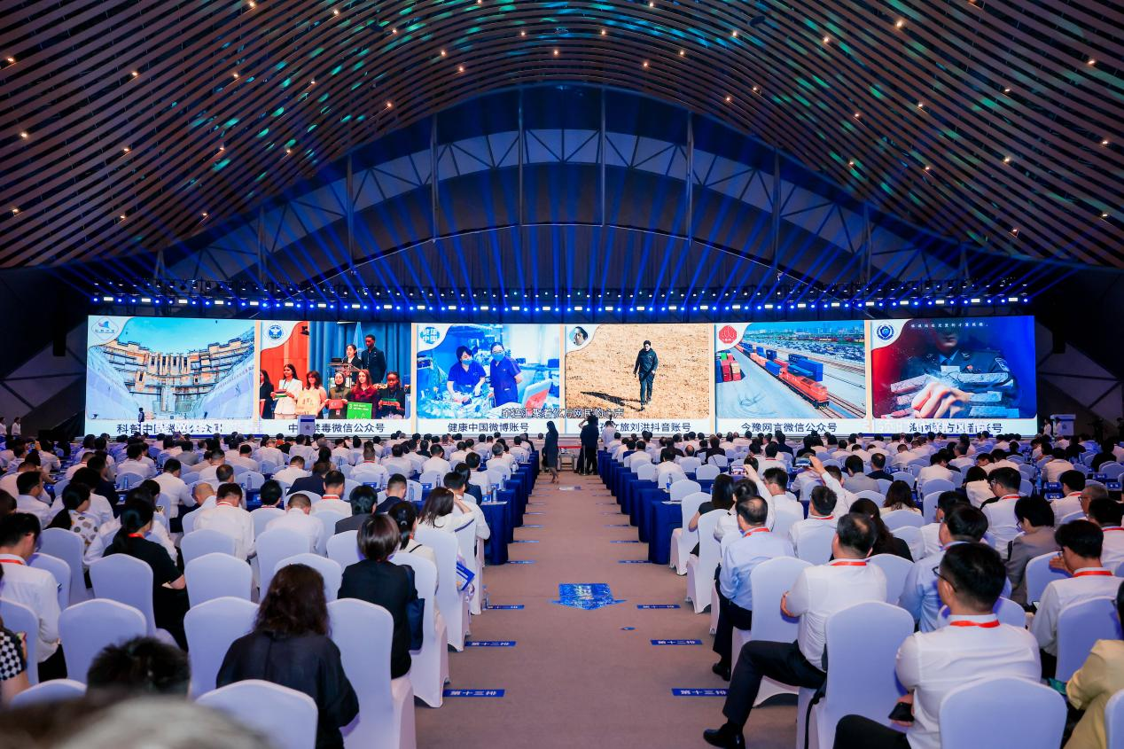 2025年中國網(wǎng)絡文明大會《走好網(wǎng)上群眾路線百個成績突出賬號推選活動成果》發(fā)布現(xiàn)場。