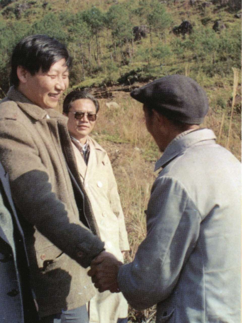 1989年1月，習(xí)近平到周寧縣走訪種林專業(yè)戶。（圖源：《習(xí)近平在寧德》）