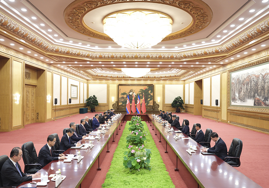 9月4日晚，中共中央總書記、國家主席習(xí)近平在北京人民大會(huì)堂同來華出席紀(jì)念中國人民抗日戰(zhàn)爭暨世界反法西斯戰(zhàn)爭勝利80周年活動(dòng)的朝鮮勞動(dòng)黨總書記、國務(wù)委員長金正恩舉行會(huì)談。