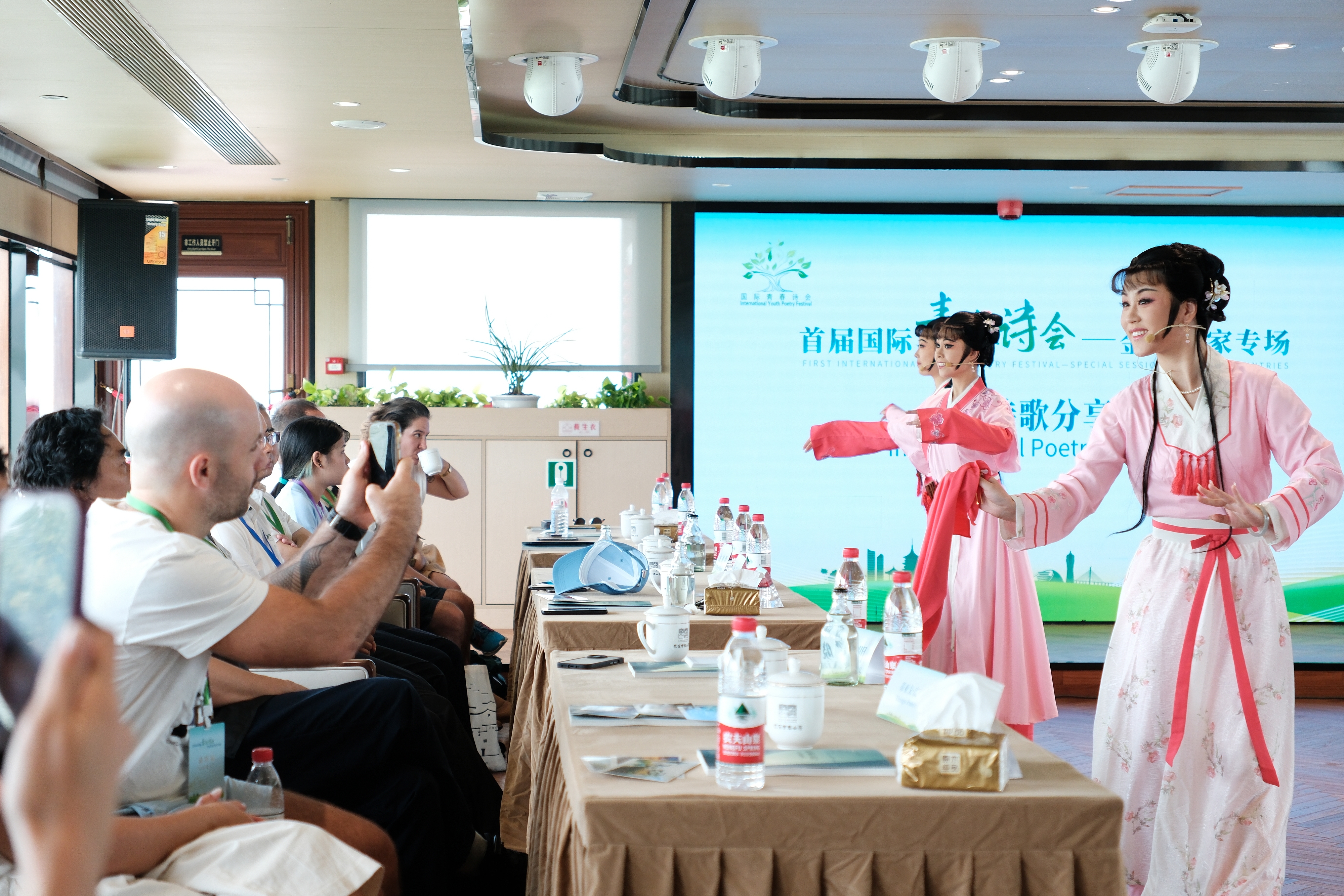 2024年7月21日，浙江杭州，金磚國(guó)家外國(guó)友人欣賞越劇《富陽(yáng)新曲》。