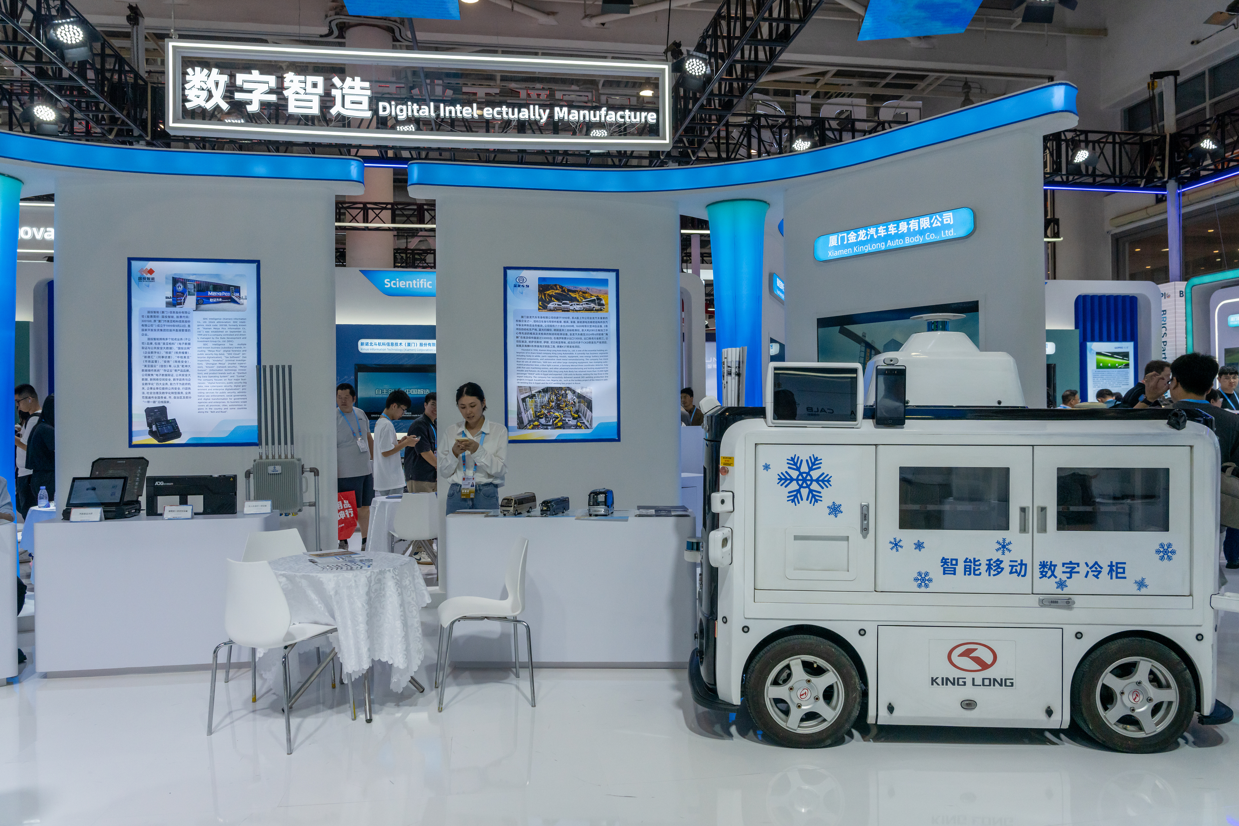 2024年9月9日，福建廈門(mén)，觀眾在金磚國(guó)家新工業(yè)革命伙伴關(guān)系創(chuàng)新基地展位參觀、洽談。