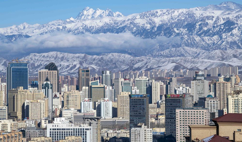 天山腳下的烏魯木齊市城區(qū)一角。