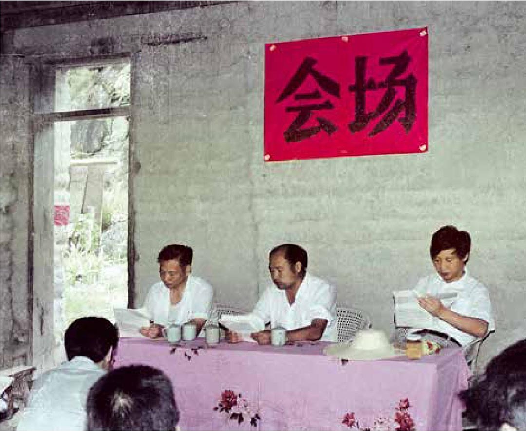1989年7月，習(xí)近平在壽寧縣下黨鄉(xiāng)召開現(xiàn)場辦公會。