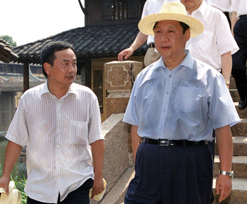 2005年8月3日，習近平在浙江嘉興桐鄉(xiāng)市烏鎮(zhèn)調(diào)研古鎮(zhèn)保護工作。資料圖片