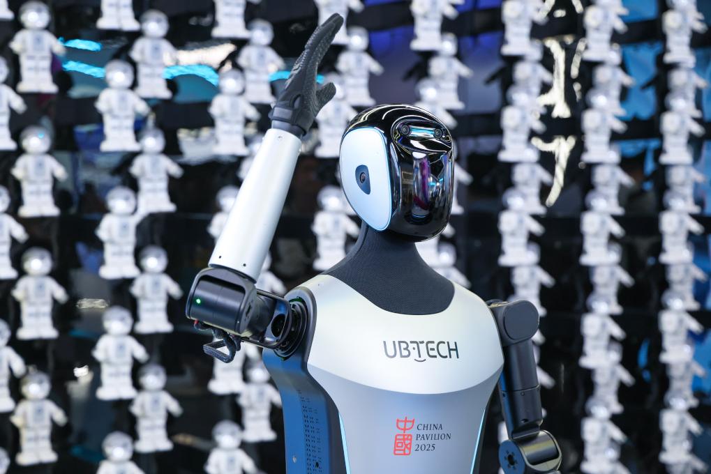 △ 2025年4月23日，在深圳優(yōu)必選科技展廳內(nèi)，商用版人形機器人Walker C向觀眾揮手致意。