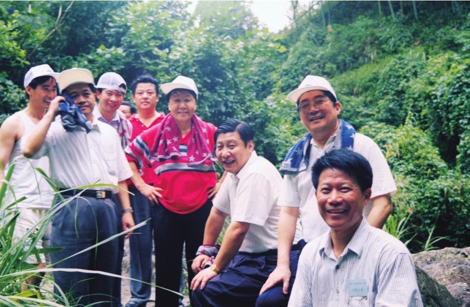 1999年6月，習(xí)近平在福州森林公園參加紀(jì)念毛主席“發(fā)展體育運(yùn)動，增強(qiáng)人民體質(zhì)”題詞47周年登山健身活動。（圖片來源：《習(xí)近平在福建（下冊）》