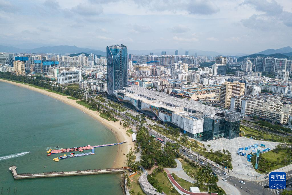 海南自貿(mào)港重點(diǎn)園區(qū)——三亞中央商務(wù)區(qū)（無(wú)人機(jī)照片，11月1日攝）。新華社記者 蒲曉旭攝