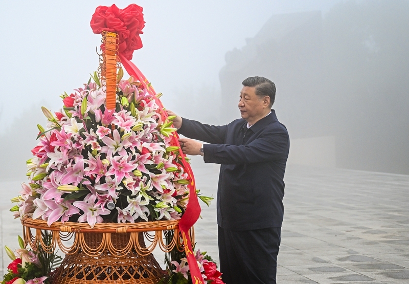 2025年7月7日，習(xí)近平總書記在位于山西省陽(yáng)泉市獅腦山的百團(tuán)大戰(zhàn)紀(jì)念碑廣場(chǎng)，向八路軍烈士敬獻(xiàn)花籃。