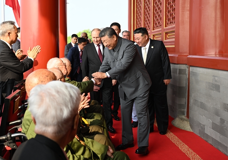 2025年9月3日，習(xí)近平總書記同抗戰(zhàn)老戰(zhàn)士老同志代表親切握手，向他們表示崇高敬意。