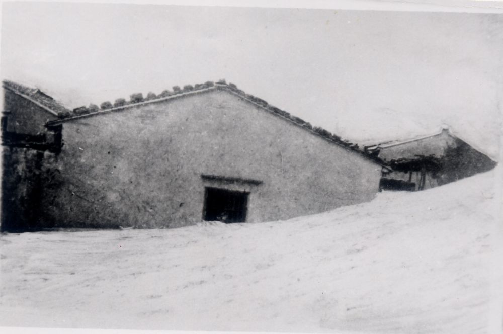昔日的東山島風沙掩埋部分村民村舍（資料照片）。