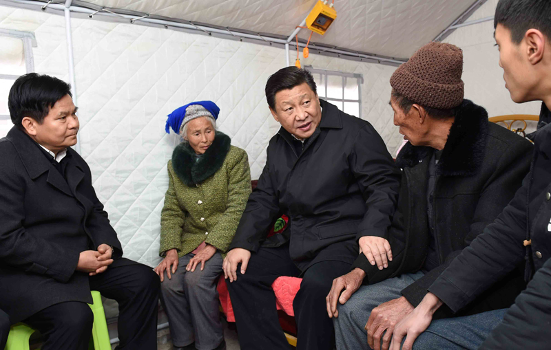 2015年1月19日，習(xí)近平總書記來到云南魯?shù)榭h小寨鎮(zhèn)甘家寨紅旗社區(qū)過渡安置點(diǎn)，看望受災(zāi)群眾甘正芬和她的老伴兒鄒體富。