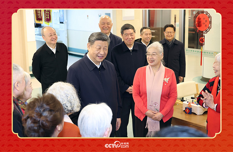 2026年2月10日，習(xí)近平總書記在北京西城區(qū)“吾老·新街”養(yǎng)老服務(wù)街區(qū)銀齡老年公寓考察時(shí)，同老人們親切交流。