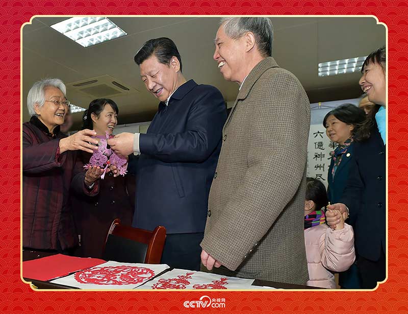 2015年2月15日，習(xí)近平在西安市雁塔區(qū)電子城街道二〇五所社區(qū)服務(wù)中心欣賞社區(qū)居民的剪紙作品。