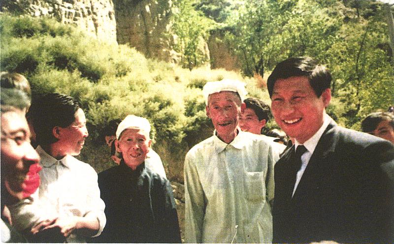 1993年9月27日，習近平回到梁家河看望鄉(xiāng)親們。